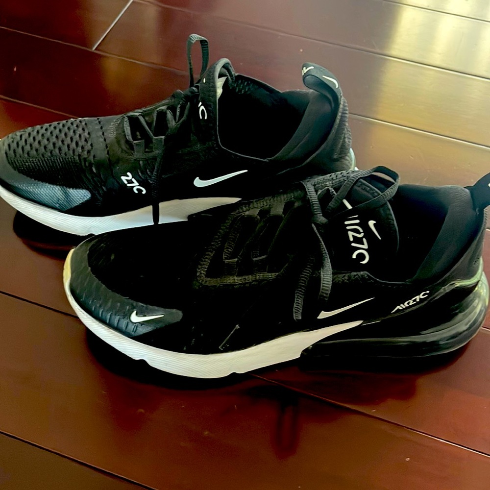 Barely worn Womens Nikes in great condition!!